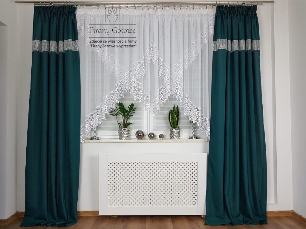 Firanka z woalu zdobiona gipiurą 400/150cm