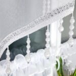 Firana do kuchni zdobiona koralikami i cyrkoniami-biała