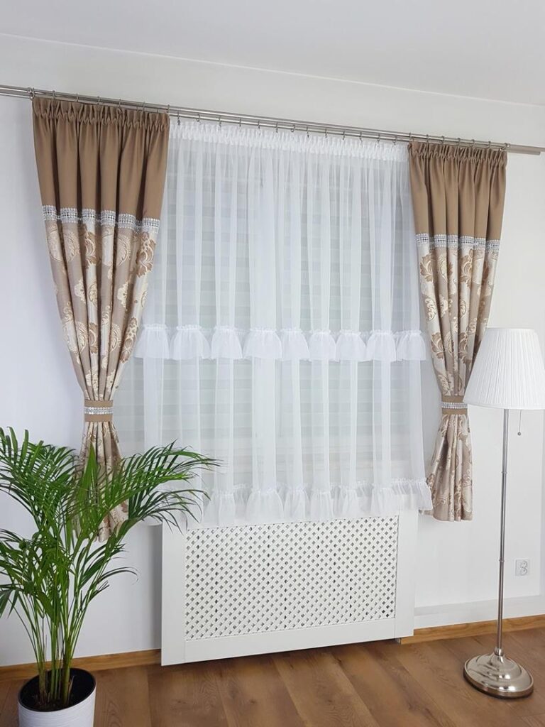 Firanka z falbankami oraz kompletem dwóch zasłon 180cm jasnobrązowy