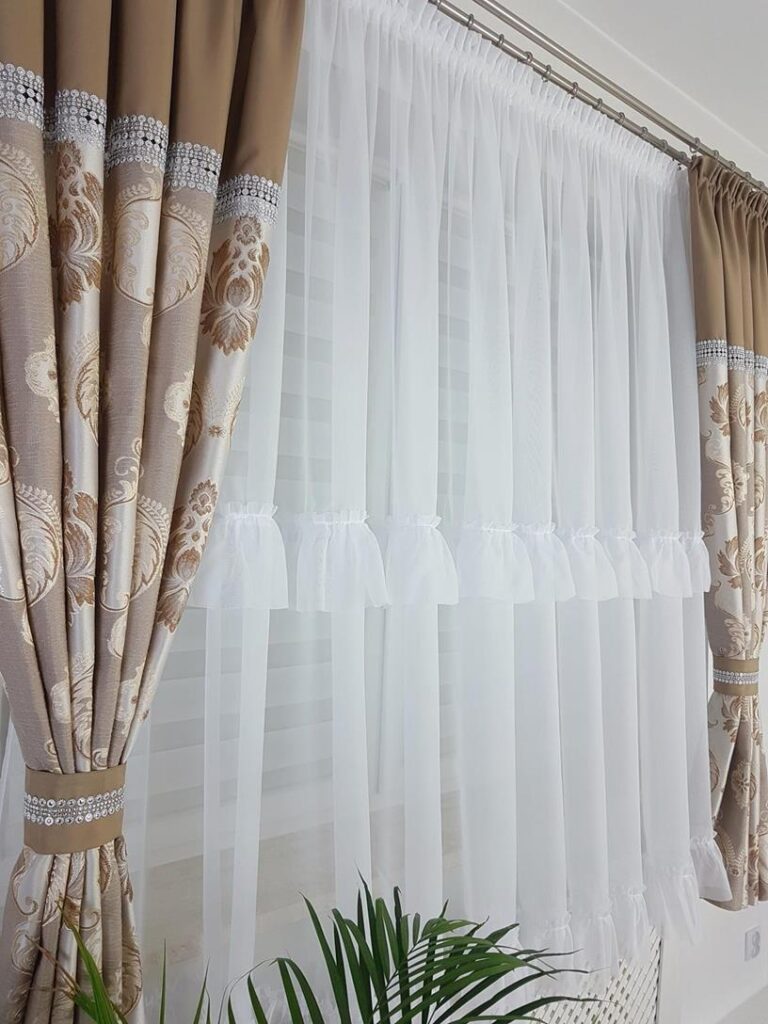 Firanka z falbankami oraz kompletem dwóch zasłon 180cm jasnobrązowy