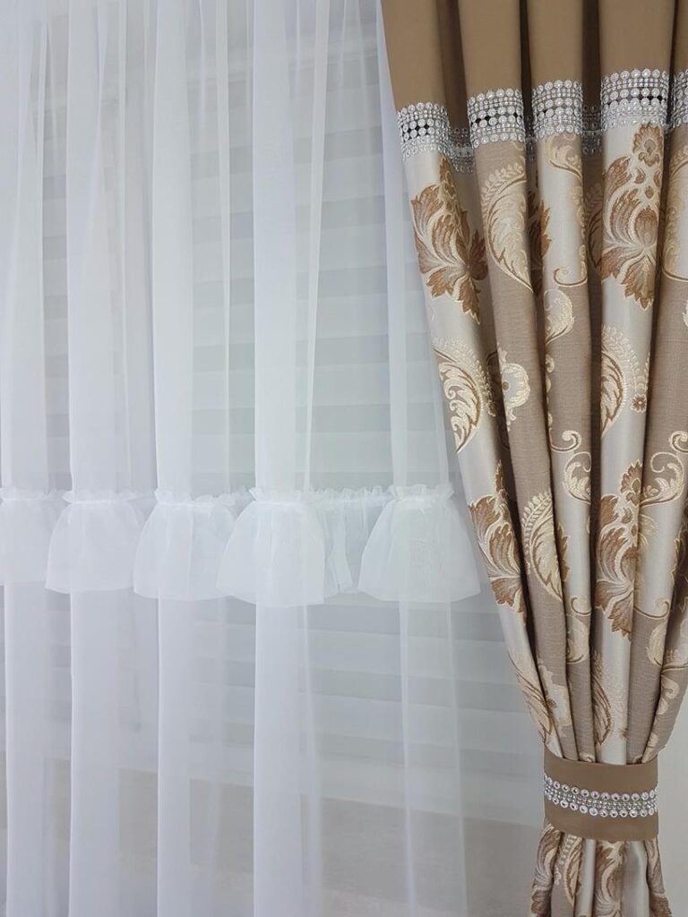 Firanka z falbankami oraz kompletem dwóch zasłon 180cm jasnobrązowy