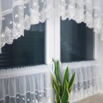 Firanka do kuchni z haftem, zazdrostki-biała