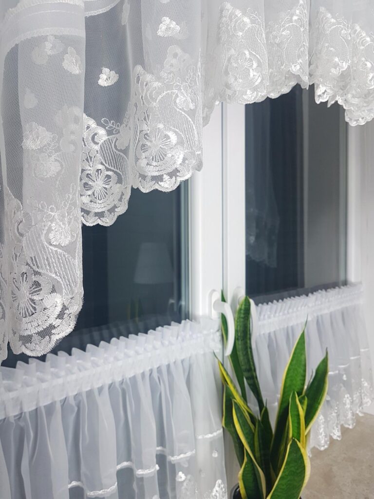 Firanka do kuchni z haftem, zazdrostki-biała