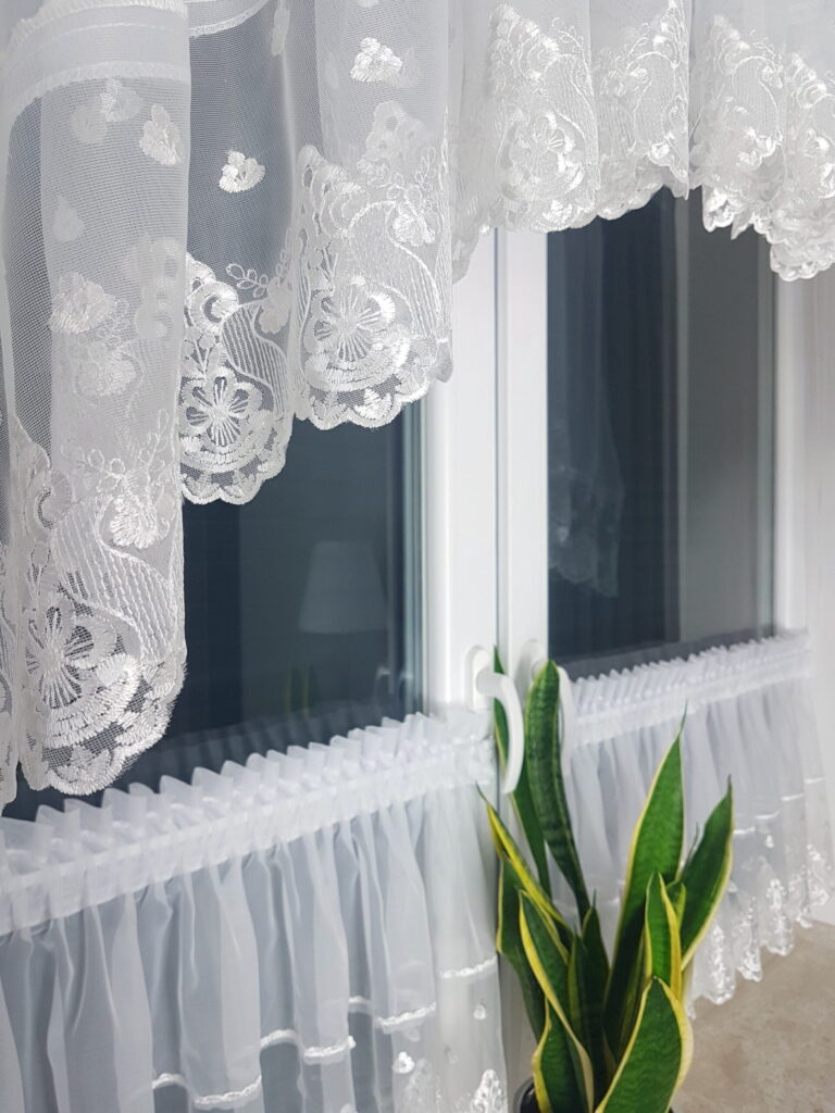 Firanka do kuchni z haftem, zazdrostki-biała