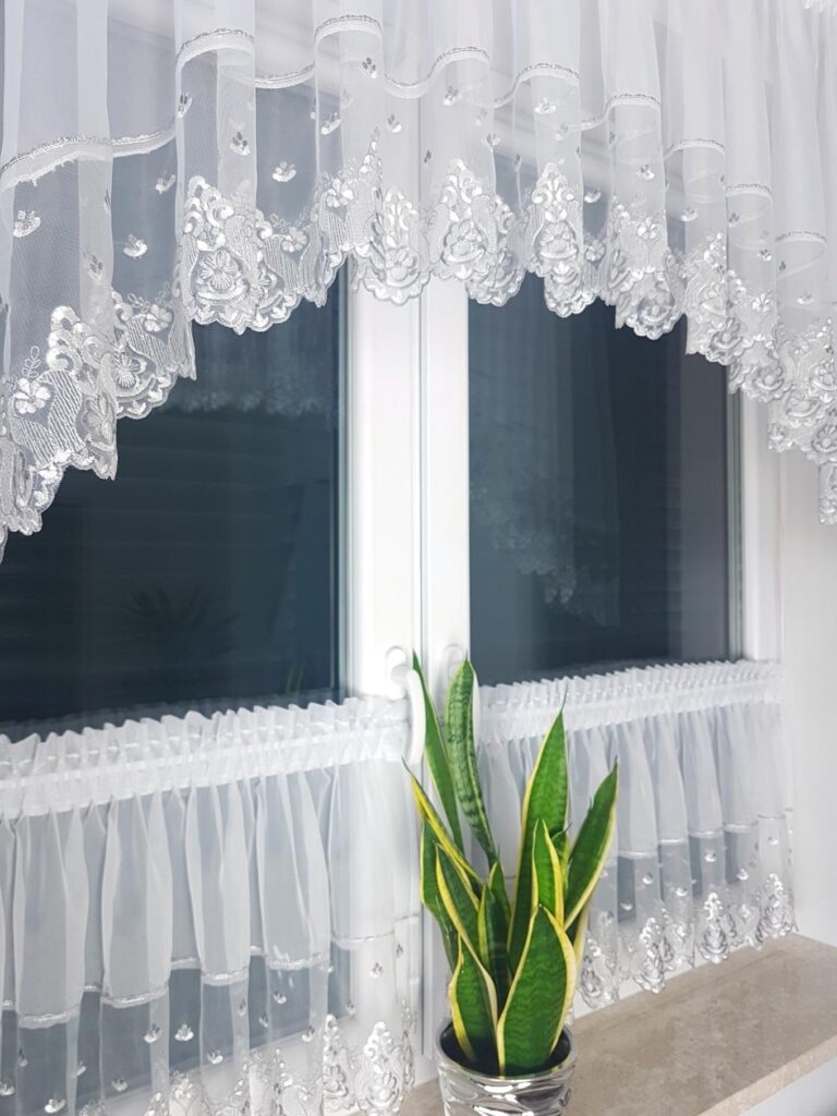 Firanka do kuchni z haftem, zazdrostki-szara