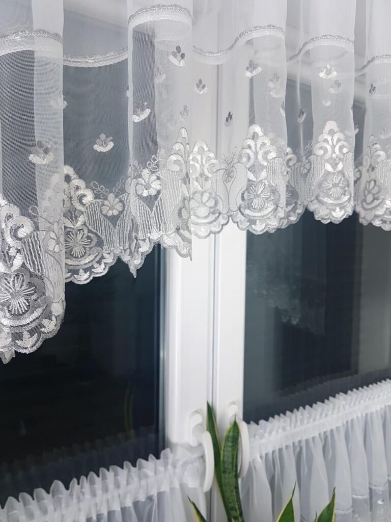 Firanka do kuchni z haftem, zazdrostki-szara