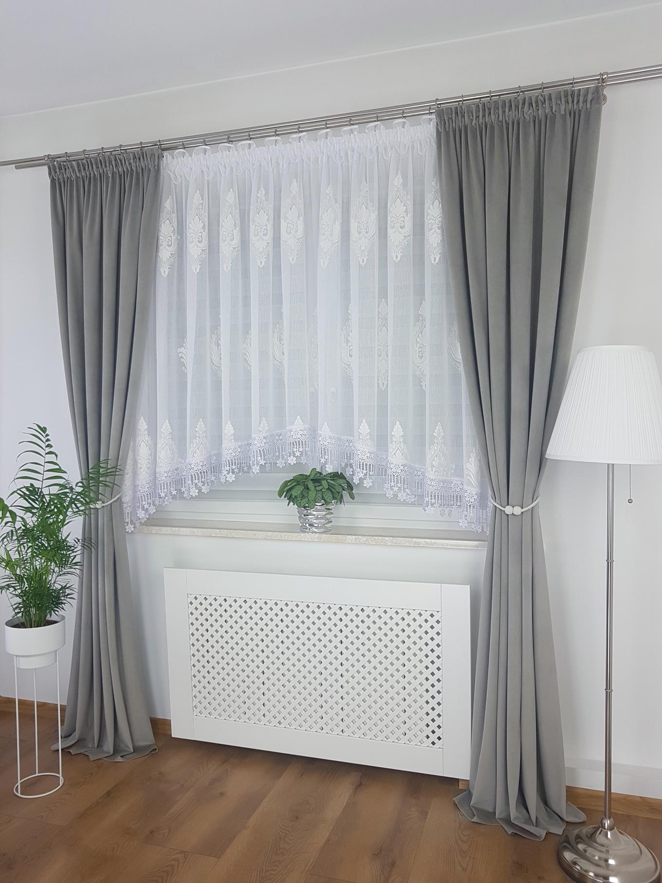 Firana z białym haftem oraz szeroką gipiurą