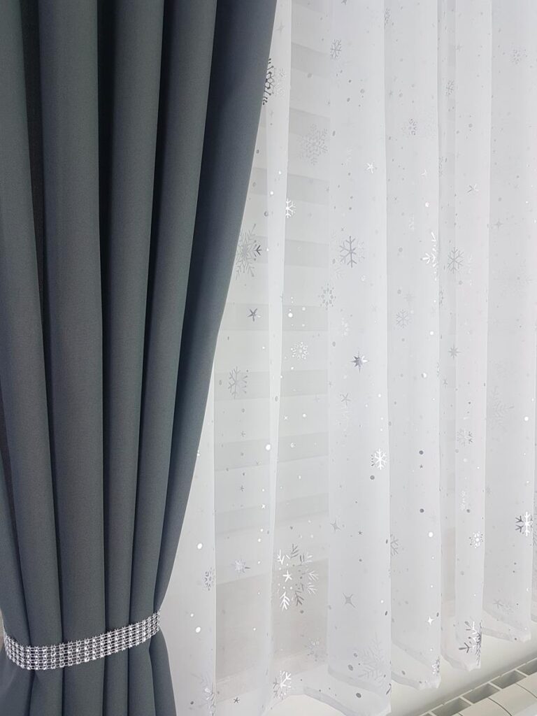 Firana gotowa zdobiona śnieżynkami