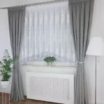 Firana z białym haftem oraz modną gipiurą