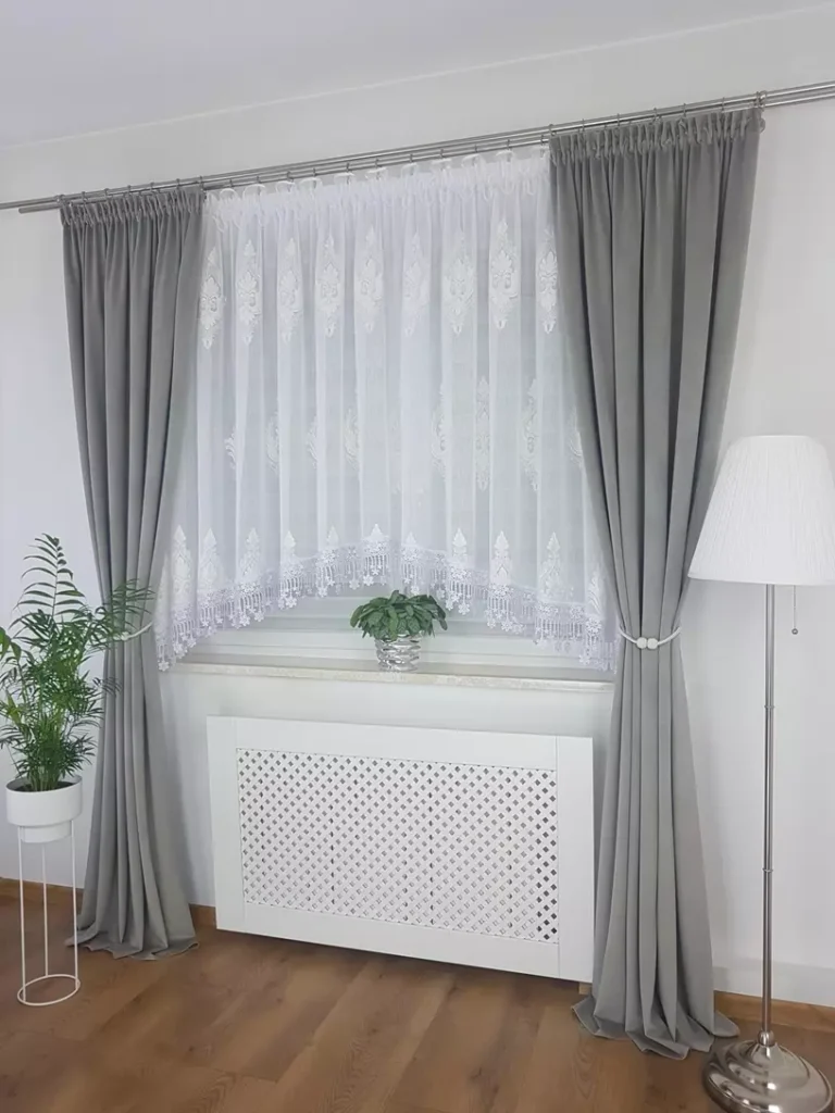 Firana z białym haftem oraz modną gipiurą