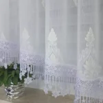 Firana z białym haftem oraz modną gipiurą