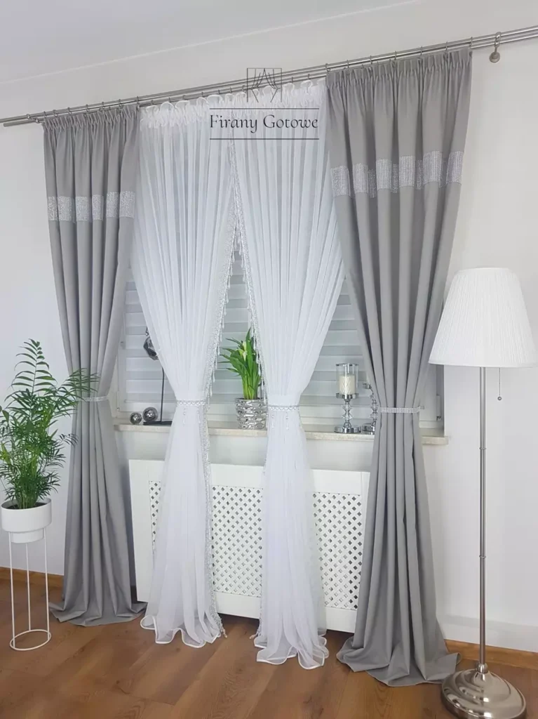 Długa firana do salonu zdobiona koralikami