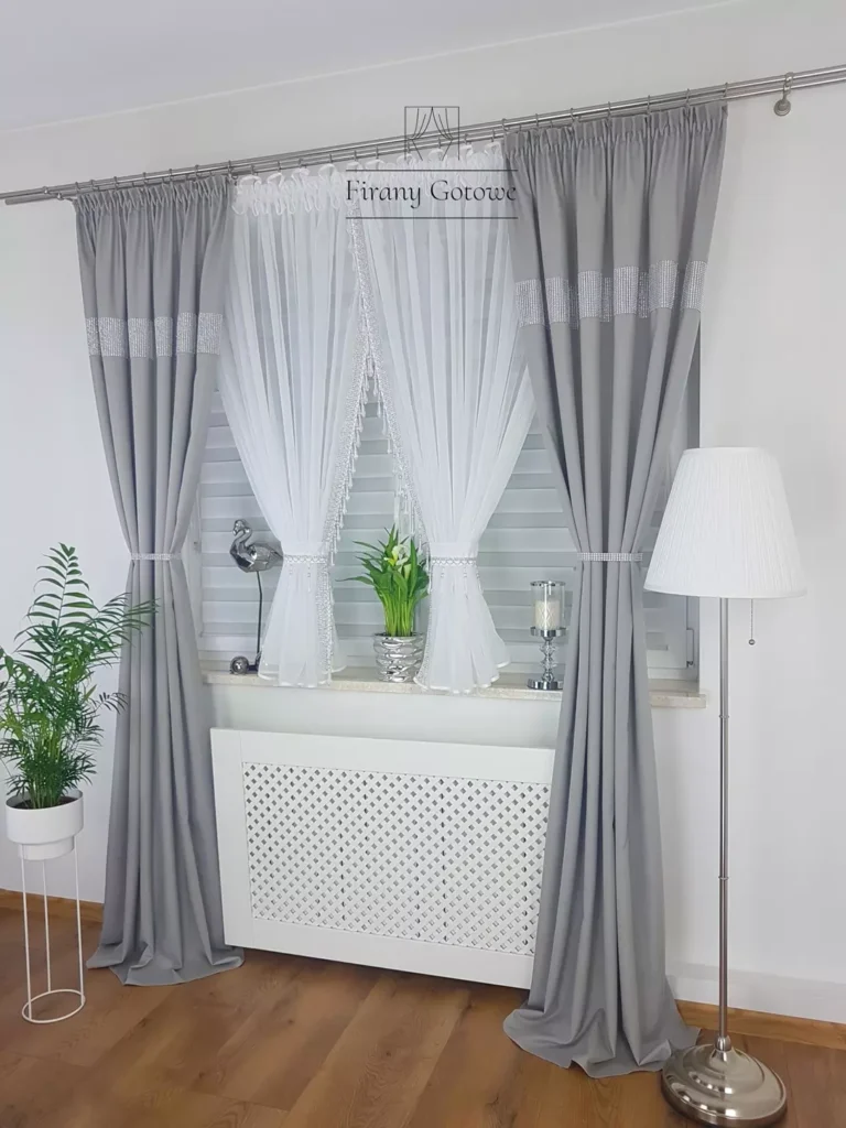 Krótka firana do salonu zdobiona koralikami