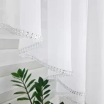 Firana zdobiona haftowanymi kwiatami