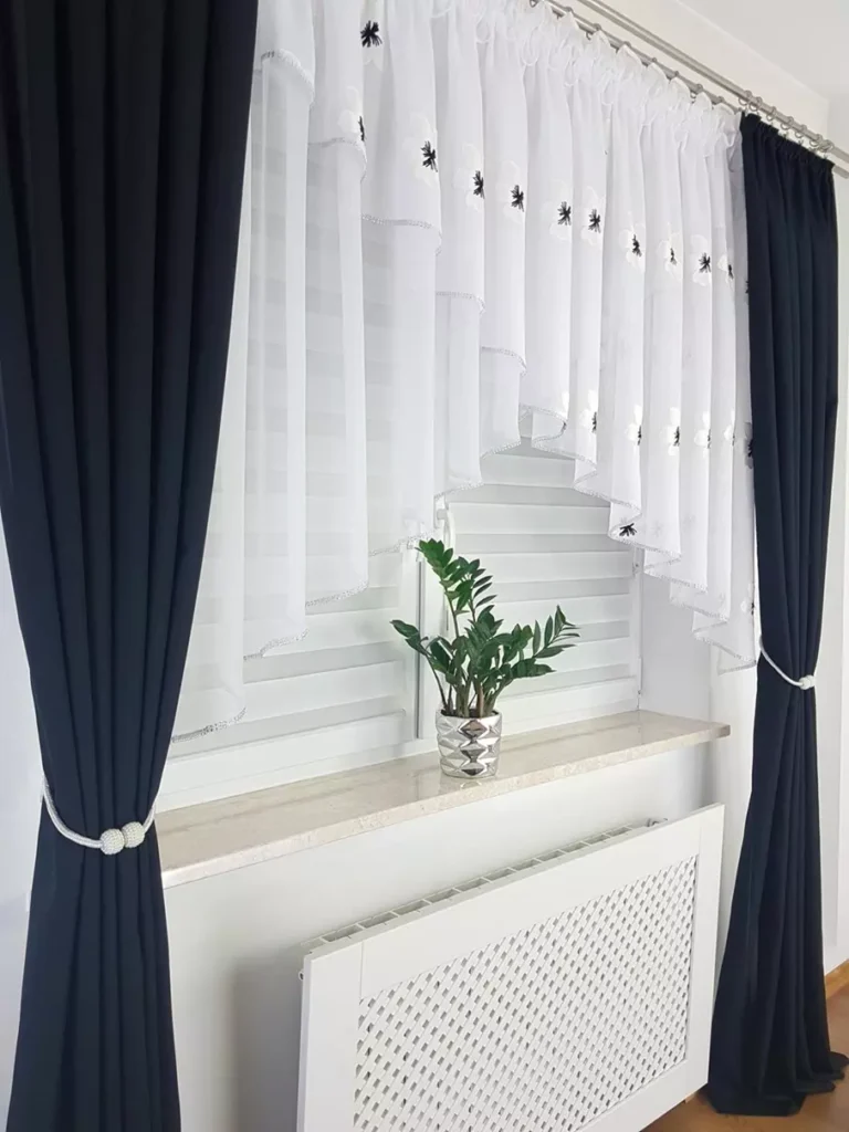 Firanka z haftem- czarna wzór po prawej stronie