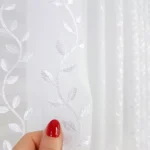 Długa firana zdobiona ślicznym haftem