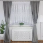 Firana z białym haftem oraz modną gipiurą