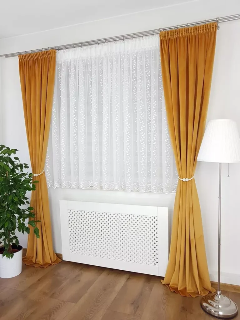 Krótka firana zdobiona ślicznym haftem