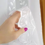 Krótka firana zdobiona ślicznym haftem