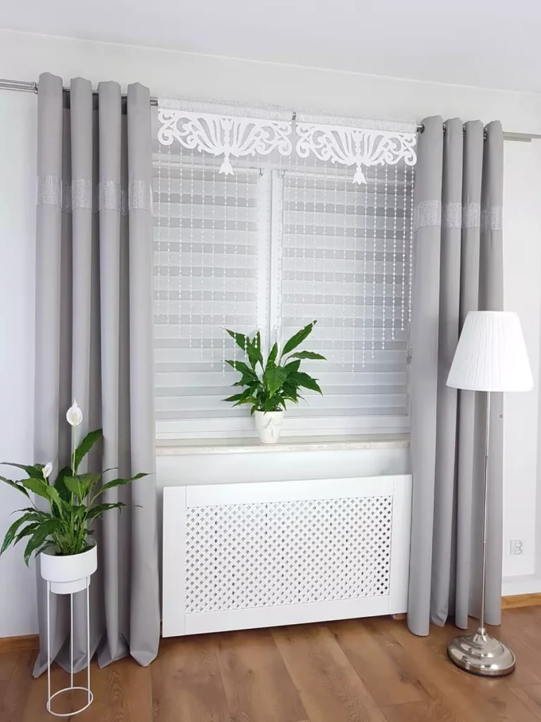 Panel do okna ozdobiony koralikami