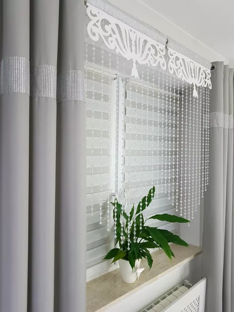 Panel do okna ozdobiony koralikami