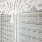 Panel do okna ozdobiony koralikami