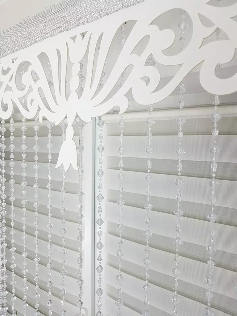 Panel do okna ozdobiony koralikami