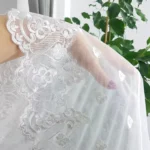 Długa firana zdobiona haftowaną wstawką