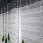 Welurowy panel z koralikami czarny