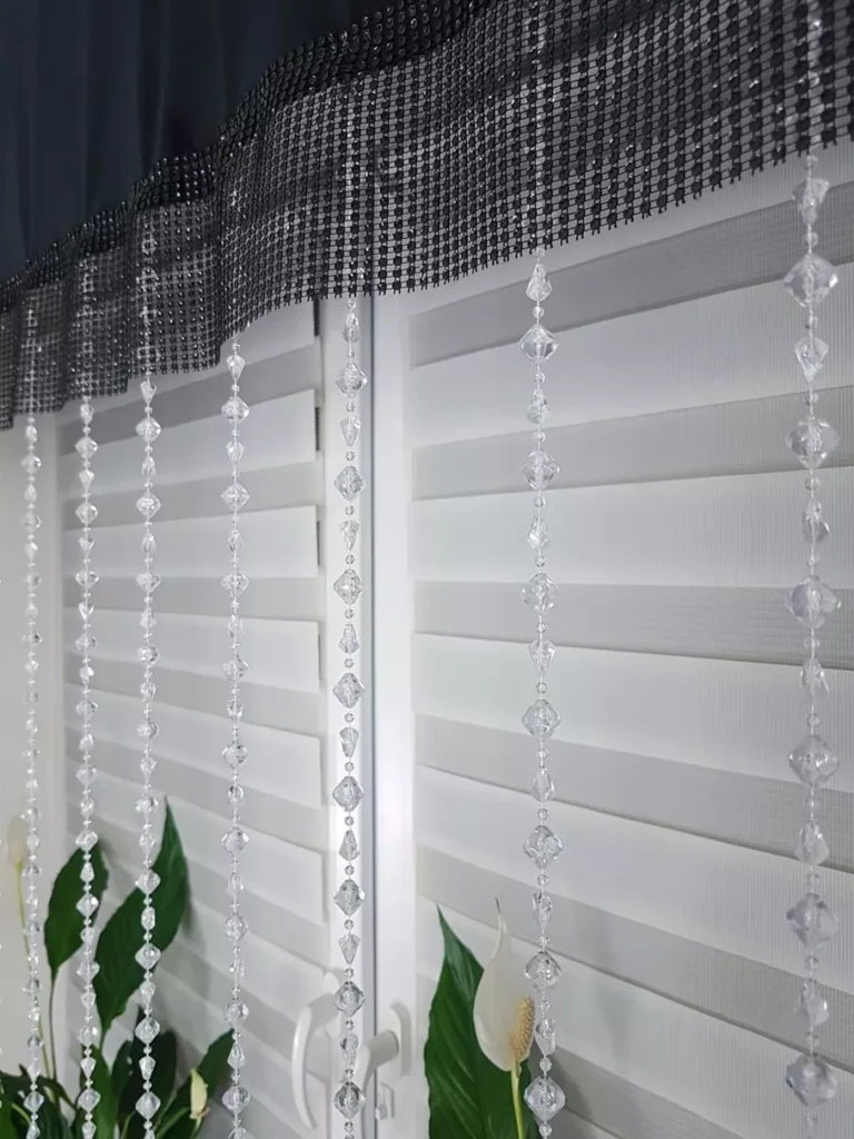 Welurowy panel z koralikami czarny