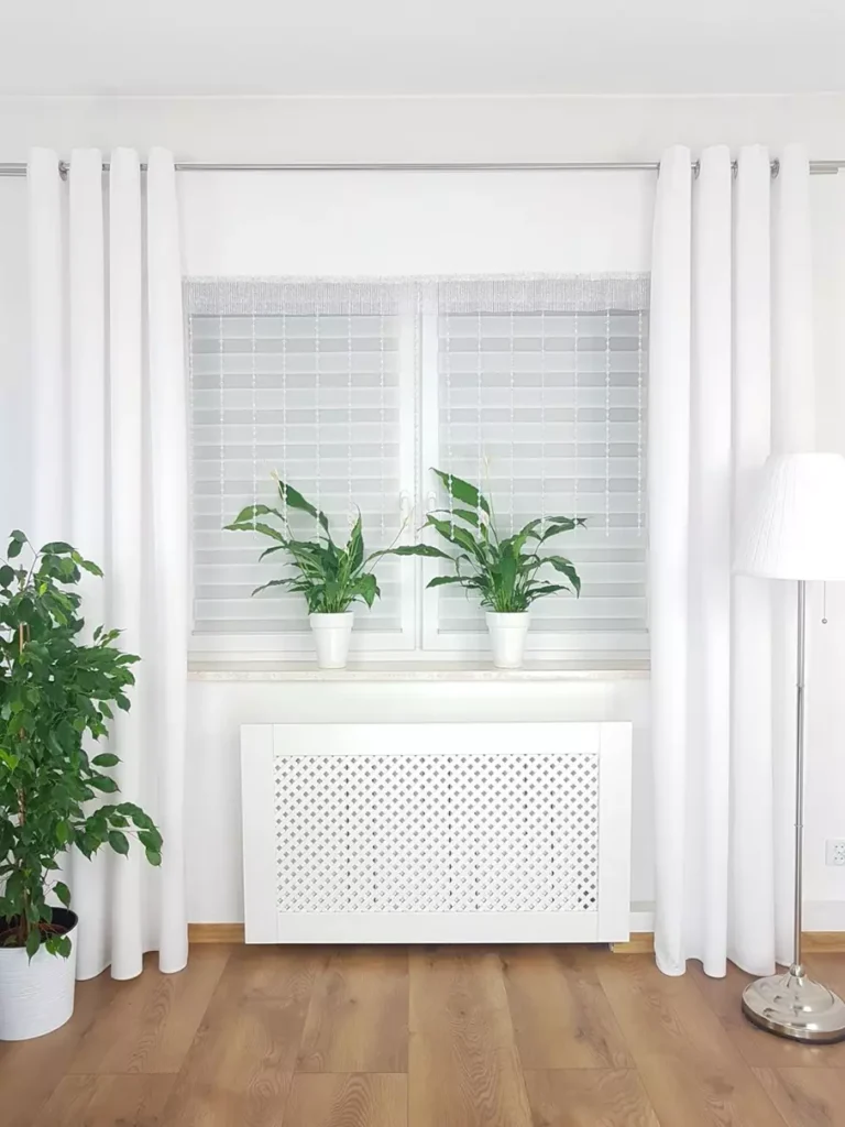 Welurowy panel z koralikami biały