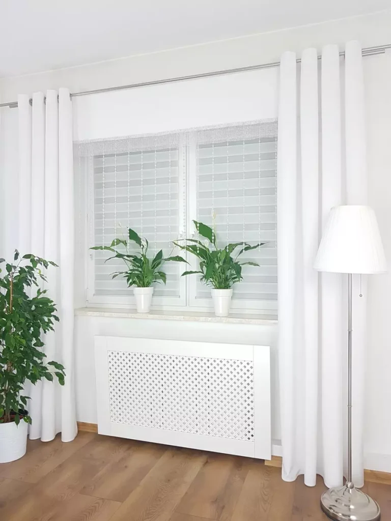 Welurowy panel z koralikami biały