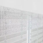 Welurowy panel z koralikami biały