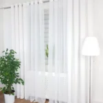 Zasłona welurowa uszyta na przelotkach-biała