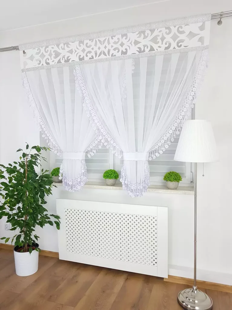 Firana gotowa z ażurem oraz gipiurą