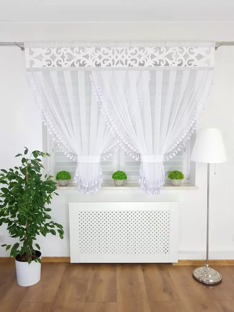 Firana gotowa z ażurem oraz gipiurą