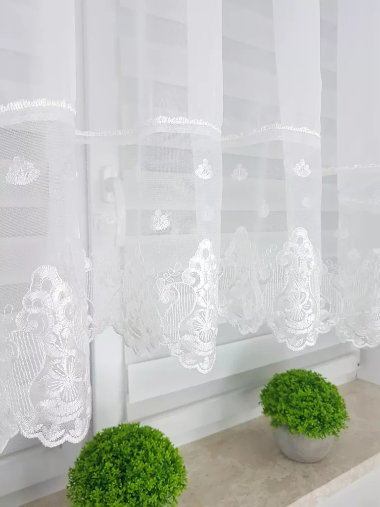 firana gotowa z haftem w stylu boho - biała