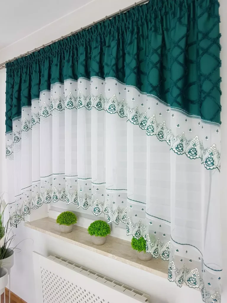 firana gotowa z haftem w stylu boho - zielona