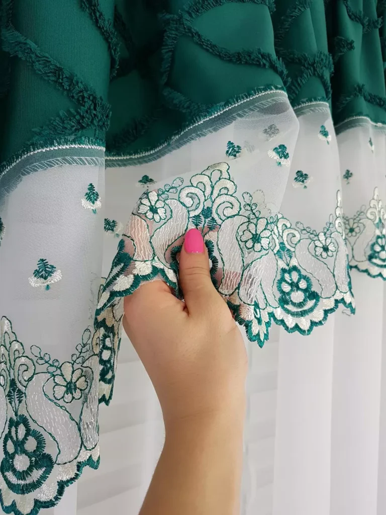 firana gotowa z haftem w stylu boho - zielona