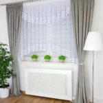 Firana z markizety zdobiona haftem oraz gipiurą