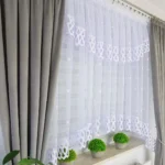 Firana z markizety zdobiona haftem oraz gipiurą