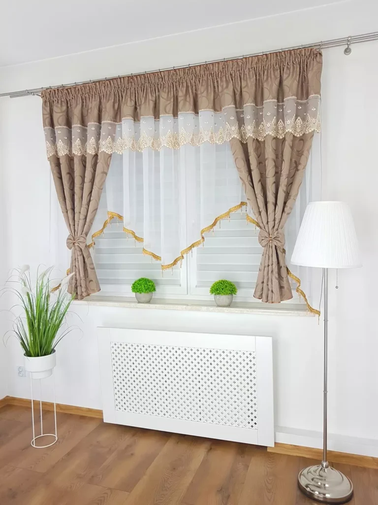 Firana gotowa z koralikami i haftem brązowa