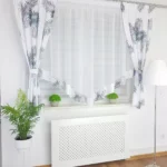 Firana z modnym wzorem czarnych liści