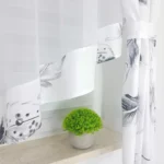 Firana z modnym wzorem czarnych piór
