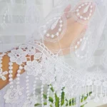 Firana z markizety zdobiona gipiurą