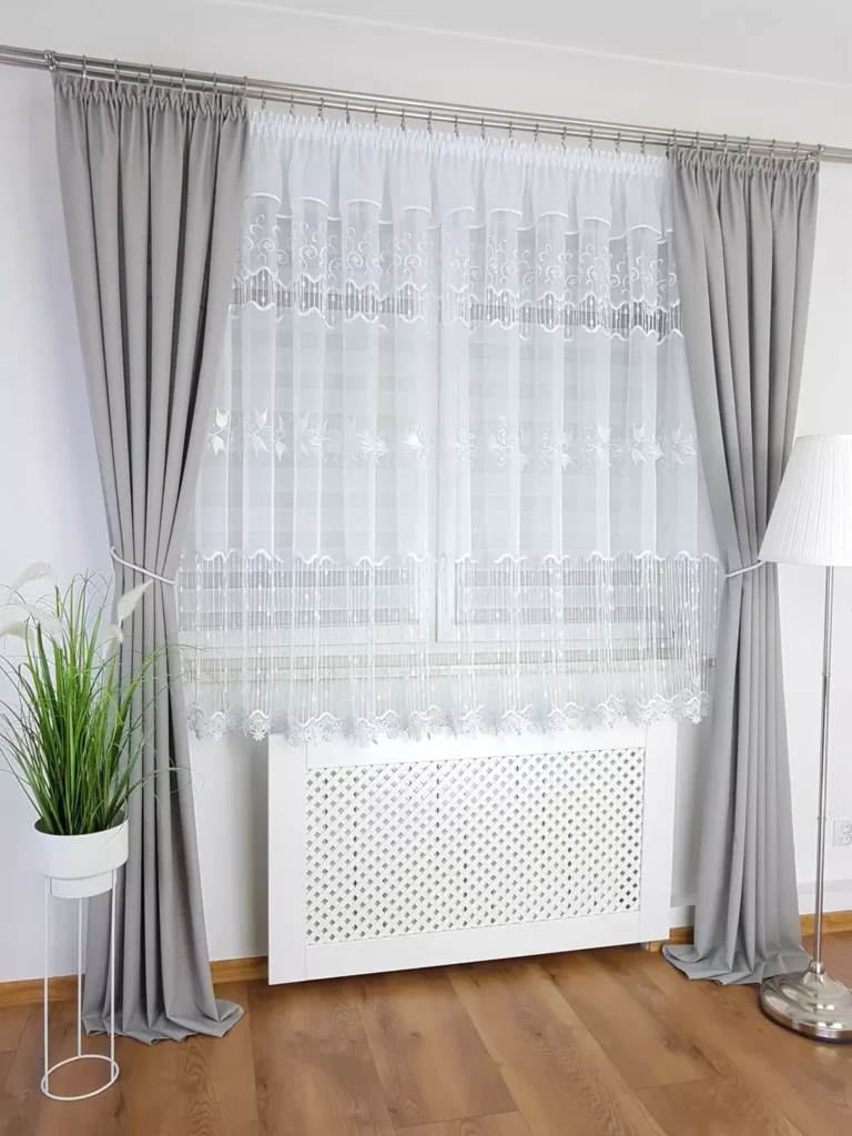 Firana z haftem oraz 45cm gipiurą