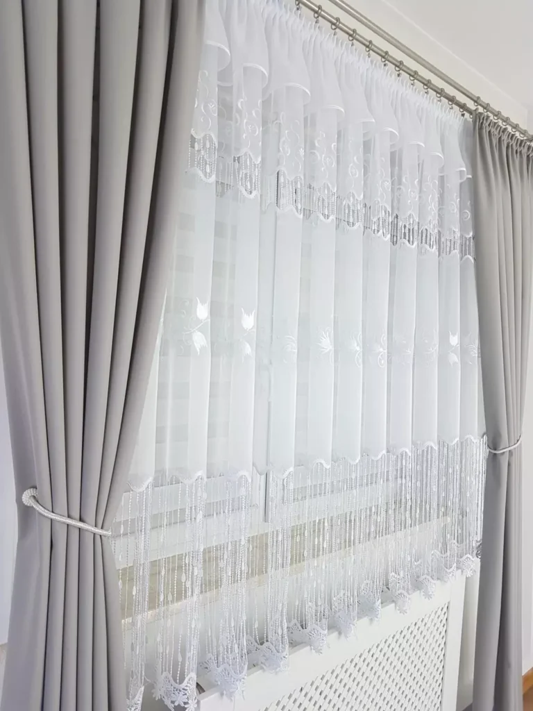 Firana z haftem oraz 45cm gipiurą