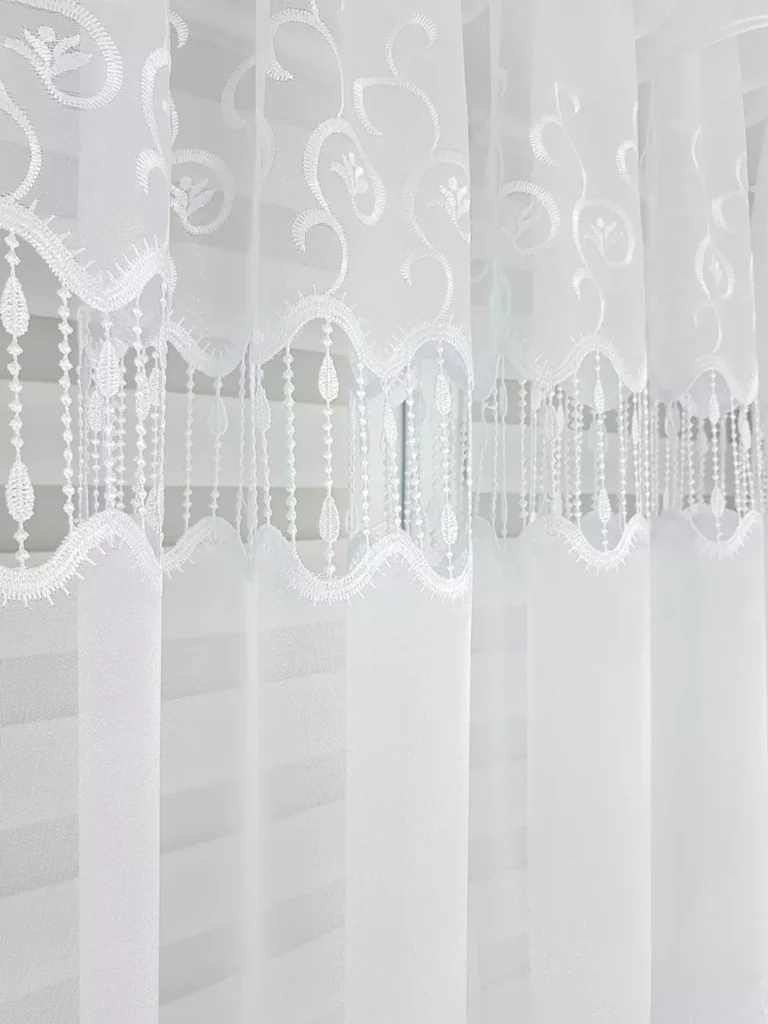 Firana z haftem oraz 45cm gipiurą