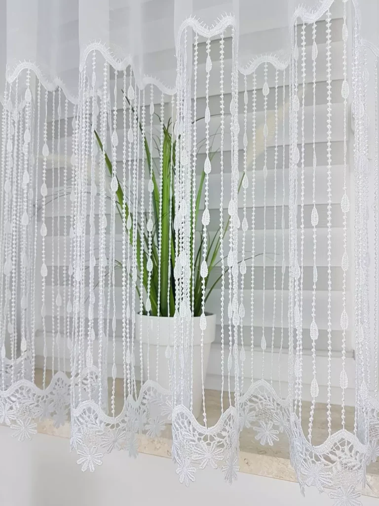 Firana z haftem oraz 45cm gipiurą