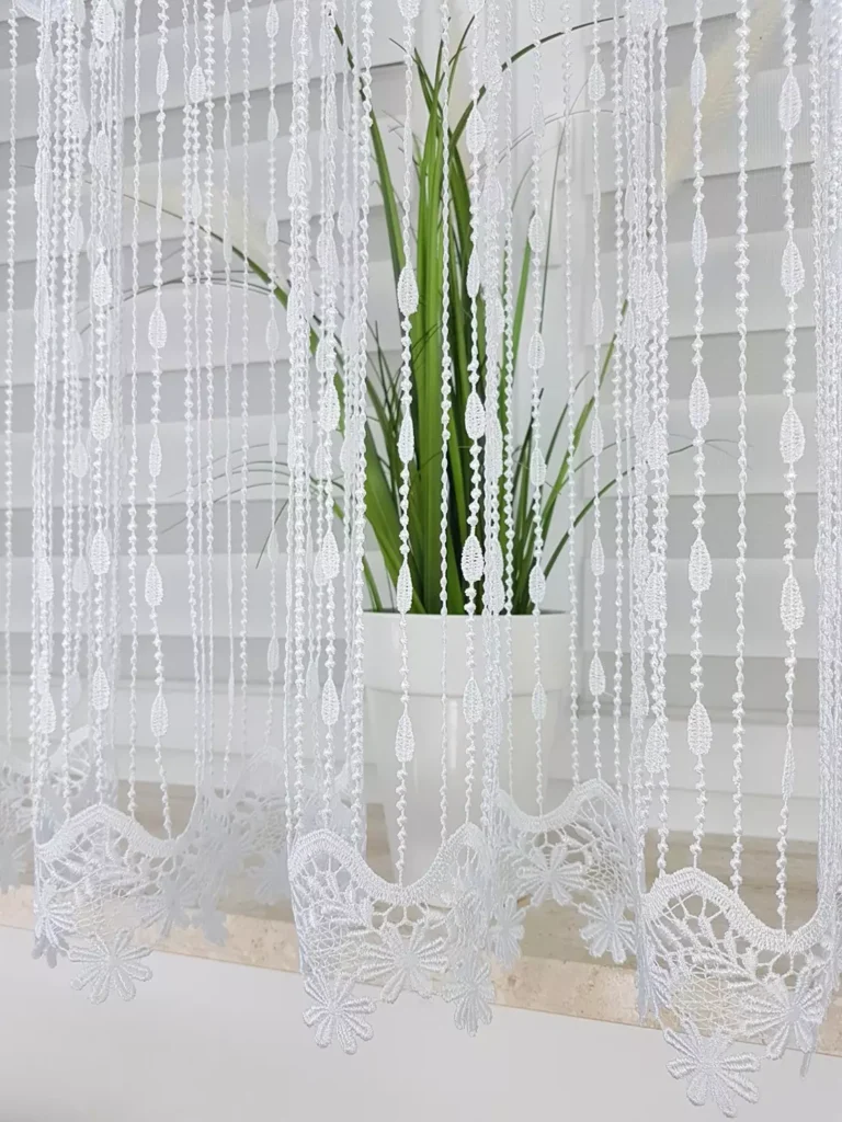 Firana z haftem oraz 45cm gipiurą